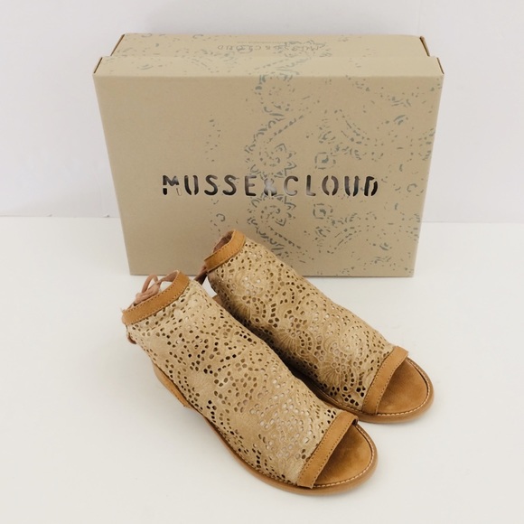 🎊 Host Pick! Musse & Cloud Sandals - Picture 3 of 8